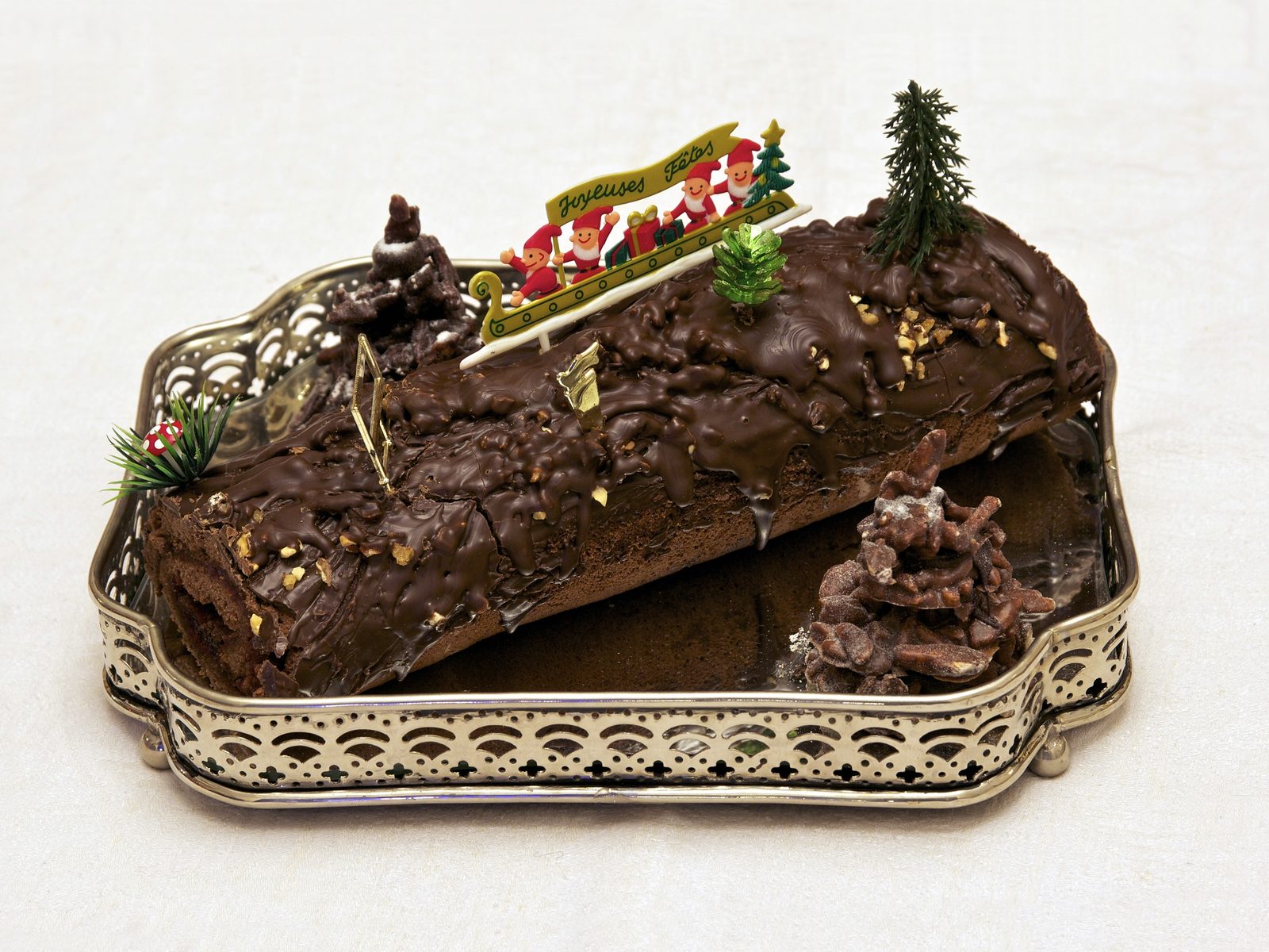Tronco de Natal de chocolate decorado, servido em bandeja prateada