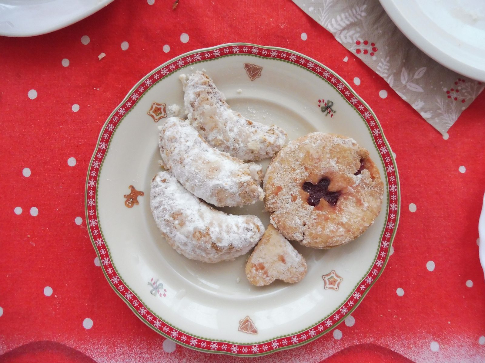 Biscoitos amanteigados natalinos com açúcar de confeiteiro em prato decorado
