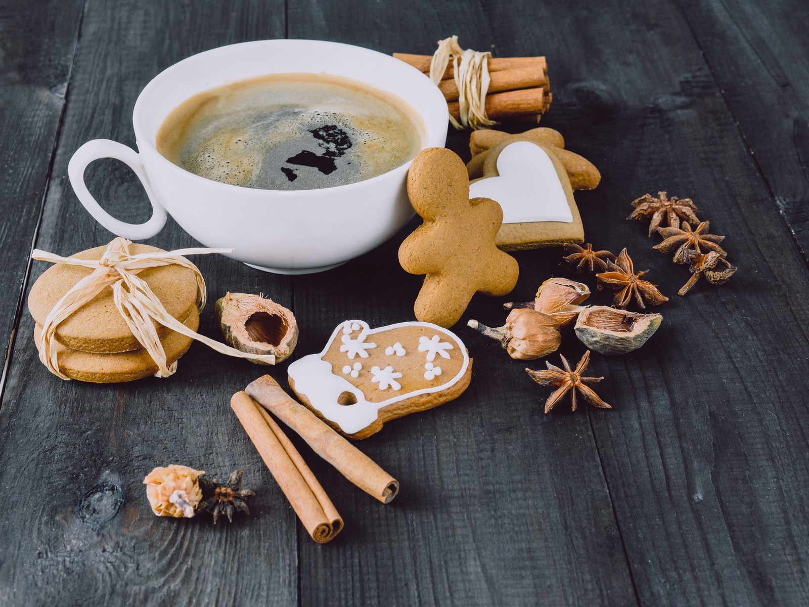 Biscoitos de gengibre e especiarias servidos com uma xícara de café